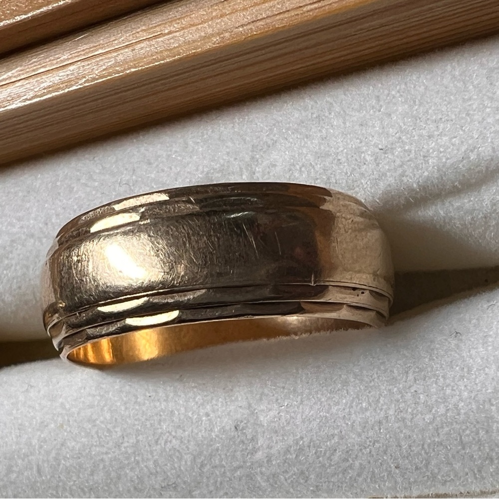 Gold band - Picture 2 of 5